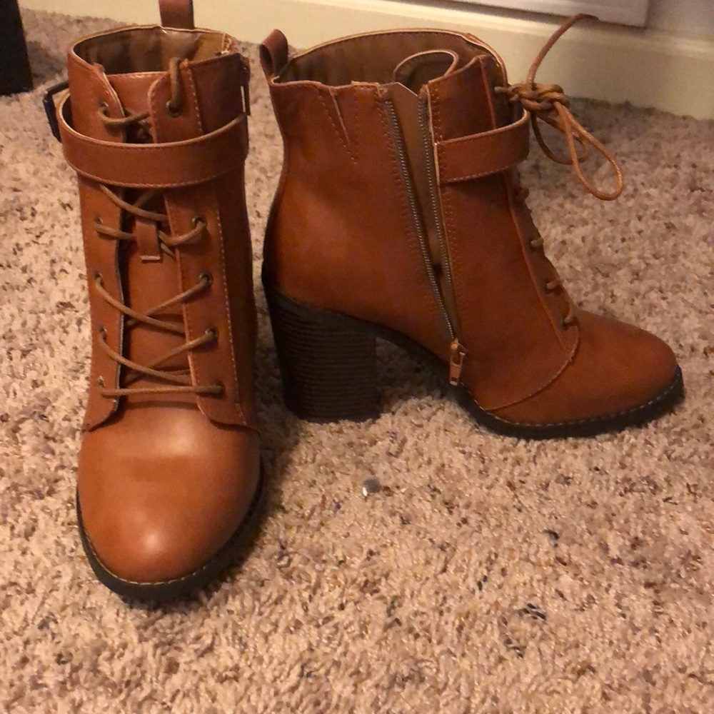 Brand New leather brown heeled booties size 7.5 runs
